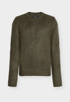 Πλεκτό πουλόβερ σε ελαιί πράσινο. Λαιμόκοψη crew, μακριά μανίκια, υφή με ανάγλυφη επιφάνεια, ριχτές μανσέτες και τελείωμα, διακριτική λεπτομέρεια λογότυπου κεντημένη στο στήθος.