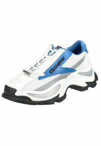 Weißer Sneaker mit blauen und silbernen Akzenten, Obermaterial aus Mesh und Synthetik, strukturiertes schwarzes Gummisohle, mit Schnürsenkeln und geprägtem Logo.