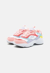 Baskets de sport rose et blanche avec plusieurs couleurs, en mailles et matériaux synthétiques, logo bien visible et accents texturés.
