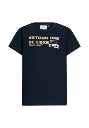 T-shirt in cotone blu navy con grande testo bianco e oro: "RETOUR DNM DE LUXE CREW" con ulteriori slogan. Collo a giro e maniche corte.