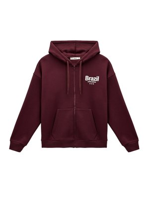 Bordeauxfarbener Kapuzenpullover mit Fronttaschen, Kordelzugkapuze und weißem Text "Brazil COPACABANA" mit drei Sternen auf der Brust.