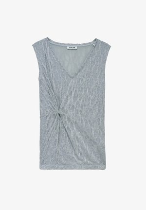 Silbernes ärmelloses Oberteil mit V-Ausschnitt und geknotetem Detail an der Seite. Das strukturierte Gewebe zeigt ein dezentes Muster. Weiches und leichtes Material.