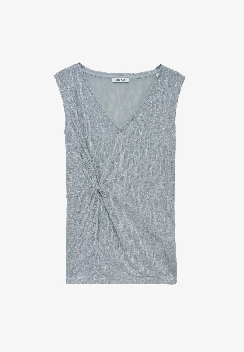 Stříbrný top bez rukávů s výstřihem do V a uzlovým detailem na boku. Texturovaná látka má jemný vzor. Měkký a lehký materiál.
