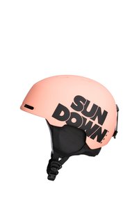 Roosa matt kiiver, millel on suur must "SUN DOWN" logo, reguleeritav lõuakestraps ja ventilatsiooniavad hingavuse tagamiseks.