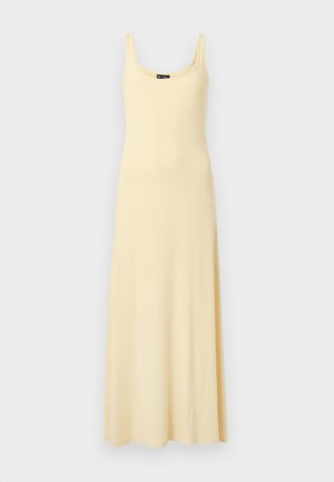 Μακρύ φόρεμα αμάνικο σε ανοιχτό κίτρινο χρώμα, με στρογγυλή λαιμόκοψη, εφαρμοστή μπούστα και αέρινη φούστα σε μονόχρωμο φόντο.