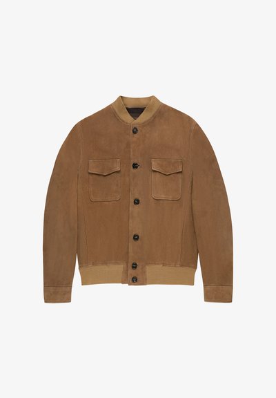 Bruine suède jas met knoopsluiting aan de voorkant, twee klepzakken op de borst, geribde kraag, manchetten en zoom.