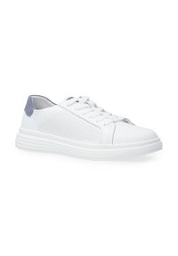 Weißer Sneaker mit einem Obermaterial aus glattem Leder, perforierten Seitenpaneelen und einer grauen Wildleder-Fersenkappe. Verfügt über runde Schnürsenkel und eine strukturierte Gummisohle.