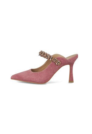 Mule de ante rosa con punta afilada, tacón trasero y una correa decorativa que presenta múltiples adornos brillantes a lo largo del mediopie.