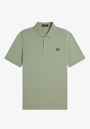 Hellgrünes Poloshirt mit kurzen Ärmeln, Zweiknopfleiste und kleinem schwarzem Lorbeerkranz-Logo auf der linken Brust.