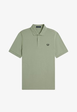 Hellgrünes Poloshirt mit kurzen Ärmeln, Zweiknopfleiste und kleinem schwarzem Lorbeerkranz-Logo auf der linken Brust.