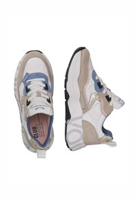 Sneaker aus einer Kombination von weißem, beigem und hellblauem Stoff, mit texturiertem Design, Schnürsenkeln und gepolsterter Sohle. Mit silbernen Akzenten.