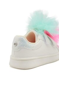 Basket blanche avec un accent métallique texturé au talon, présentant un pompon en tulle coloré en rose et vert menthe attaché sur le côté.