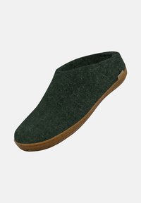 Chausson en feutre vert avec une finition lisse, design à enfiler et semelle en caoutchouc texturé marron. Comprend un accent logo subtil sur le côté.
