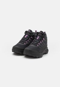 Czarne buty trekkingowe z teksturowaną siateczką, fioletowymi sznurowadłami, wzmocnionym czubkiem i odporna gumowa podeszwa zapewniająca przyczepność.