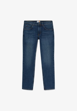 Donkerblauwe denim jeans met een rechte pijp, voorzien van een sluiting met een knoop aan de voorkant, riemlussen en twee voorzakken. Gladde textuur, minimale vervaging.