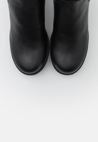 Monki Botas con plataforma - black