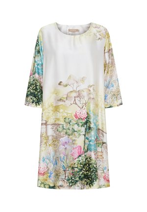 Løs hvid kjole med trekvartærmer med farverigt blomster- og have-landskabsprint, inklusive træer, blomster og en cykel.