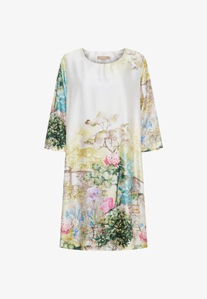 Løs hvid kjole med trekvartærmer med farverigt blomster- og have-landskabsprint, inklusive træer, blomster og en cykel.