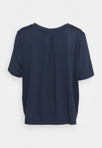 Marinblå kortärmad topp med avslappnad passform, texturerad tyg, rund halsringning och en subtil drapering baktill. Inga synliga stängningar.