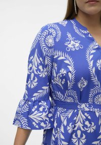 Vero Moda Curve ZERA - Vestido informal - dazzling blue