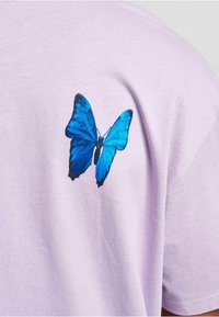 Upscale by Mister Tee LE PAPILLON OVERSIZE  - T-shirts med print - lilac