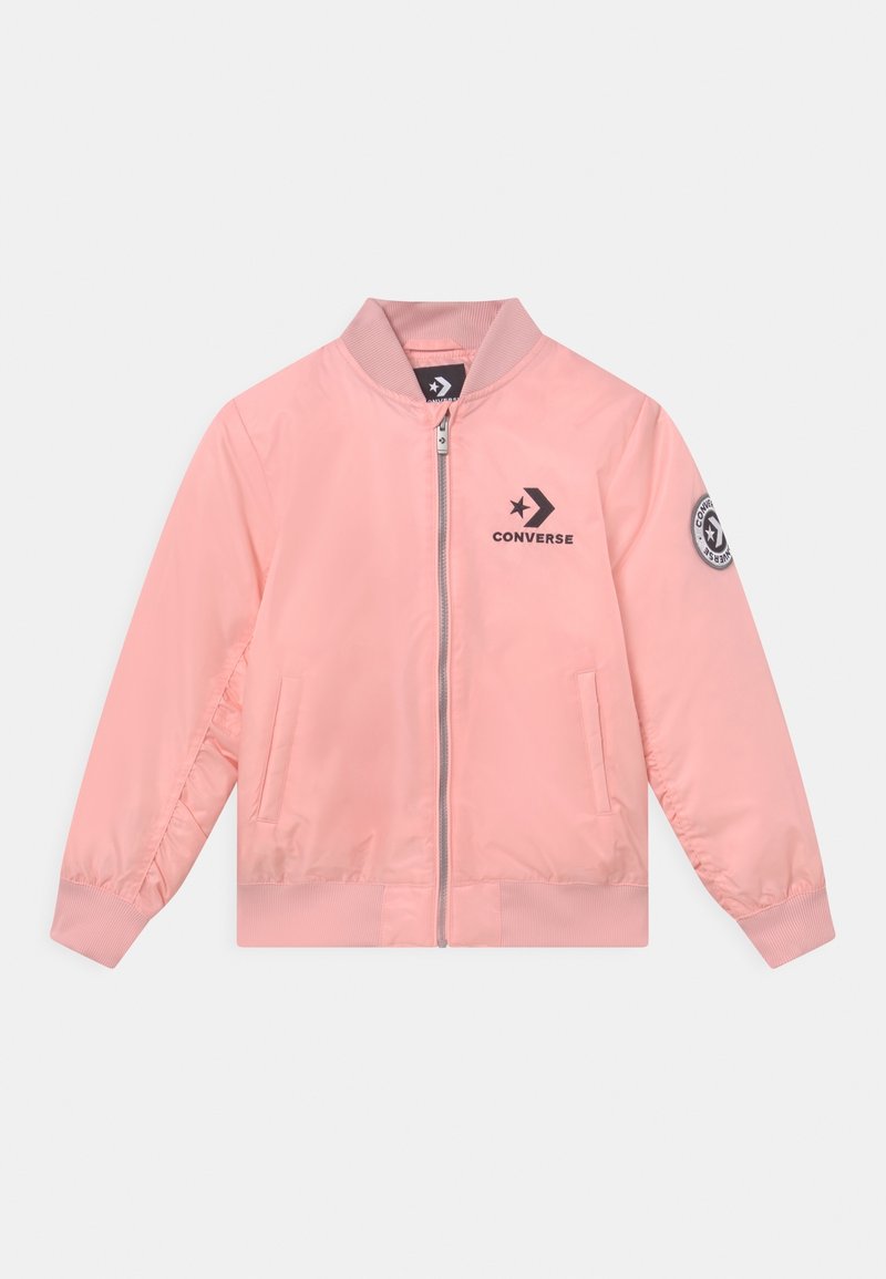 Veste bomber Converse rose clair avec fermeture éclair à l'avant, col côtelé, poignets, ourlet et logos noirs sur la poitrine et la manche gauche.