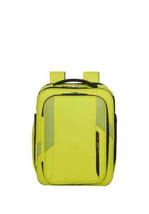 Hellgelber rechteckiger Rucksack mit vorderer Reißverschlusstasche, schwarzem Griff und gepolsterten Schultergurten.