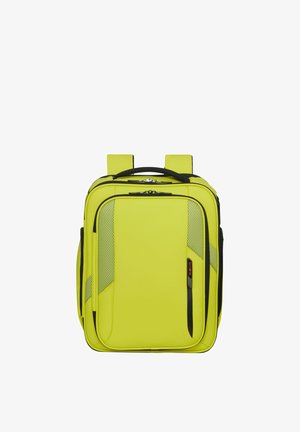 Hellgelber rechteckiger Rucksack mit vorderer Reißverschlusstasche, schwarzem Griff und gepolsterten Schultergurten.