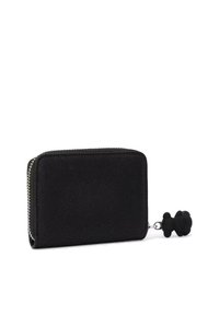Cartera negra con cremallera que presenta un material texturizado, forma rectangular y un charm decorativo de oso adjunto al tirador de la cremallera.