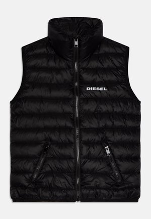 Schwarze Steppweste mit hohem Kragen, horizontaler Steppung, Reißverschluss vorne, zwei seitlichen Reißverschlusstaschen und einem weißen "DIESEL"-Logo.