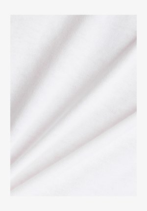 Tissu en coton blanc avec une texture lisse, présentant des fils fins tissés et des plis subtils, suggérant flexibilité et douceur.