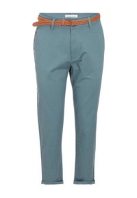 Chinos bleu clair à coupe étroite, avec revers roulés et ceinture tressée orange. Confectionnés en tissu de coton doux à la texture lisse.