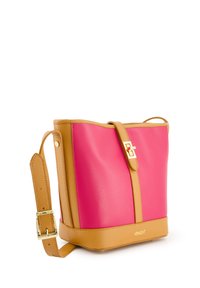 Roze en tan lederen handtas met een rechthoekige vorm, voorzien van een gouden sluiting en een verstelbare schouderband. Gladde textuur, minimalistisch ontwerp.