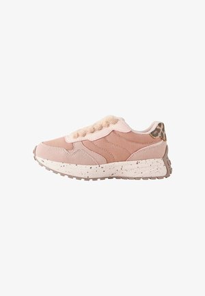 Pink sneaker med ruskind og stof overdel, spraglet hvid sål, plys snørebånd og leopardmønstret detalje på hælkanten.