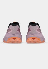 Ανοιχτό μωβ αθλητικά παπούτσια με υφασμάτινο επάνω μέρος με ανάγλυφη υφή, μαύρες λεπτομέρειες και πορτοκαλί ελαστική σόλα με σχεδιασμό πέλματος.