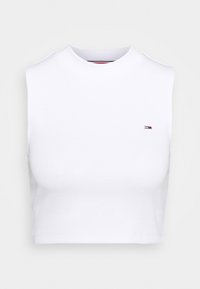 Top corto bianco realizzato in cotone a coste, con un colletto alto e un piccolo logo ricamato in rosso, blu e bianco sul petto.