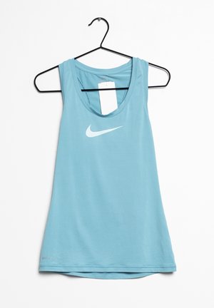 Débardeur sportif bleu clair sans manches Nike avec logo swoosh blanc, suspendu sur un cintre fil noir sur fond blanc.