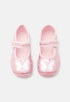 Paire de chaussures roses pour tout-petit avec des sangles Velcro, ornées de décorations blanches en forme de papillon sur les orteils.