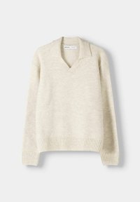 Pull beige en tricot à manches longues, col en V, poignets et ourlet côtelés, présenté sur un fond blanc uni.