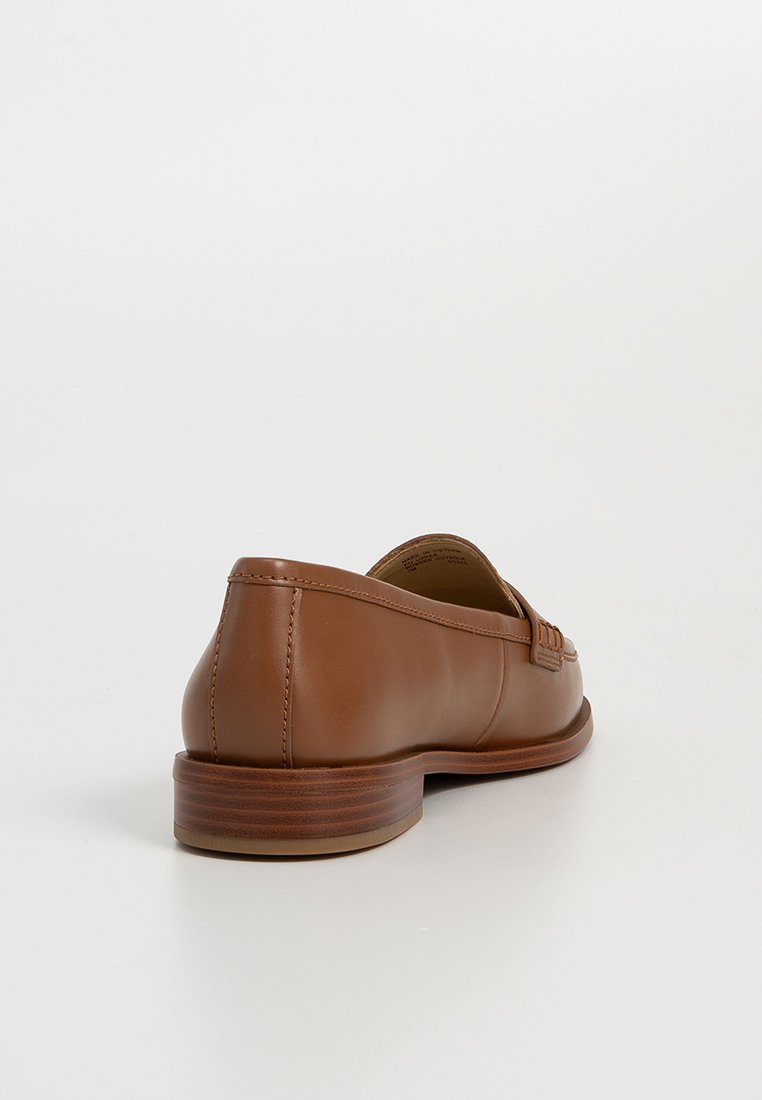 Braune Leder-Slipper mit glatter Oberfläche, runder Spitze und niedrigem, gestapeltem Absatz. Mit dekorativer Stickerei auf dem Blatt.