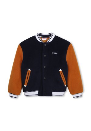 Veste varsity bleu marine et marron avec fermeture à boutons, poignets et col rayés, poches avant et logo "HUGO" sur la poitrine.