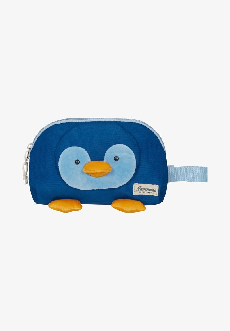 Pochette a forma di pinguino blu realizzata in tessuto morbido. Presenta un viso azzurro chiaro, becco e piedi arancioni, con chiusura a zip e manico azzurro chiaro.