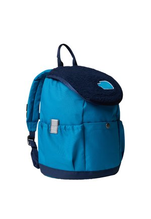 Blå og marineblå sekk i stoff med en myk klaff på toppen, justerbare stropper, frontlomme og sølvdetaljer. Rund form med et elegant design.