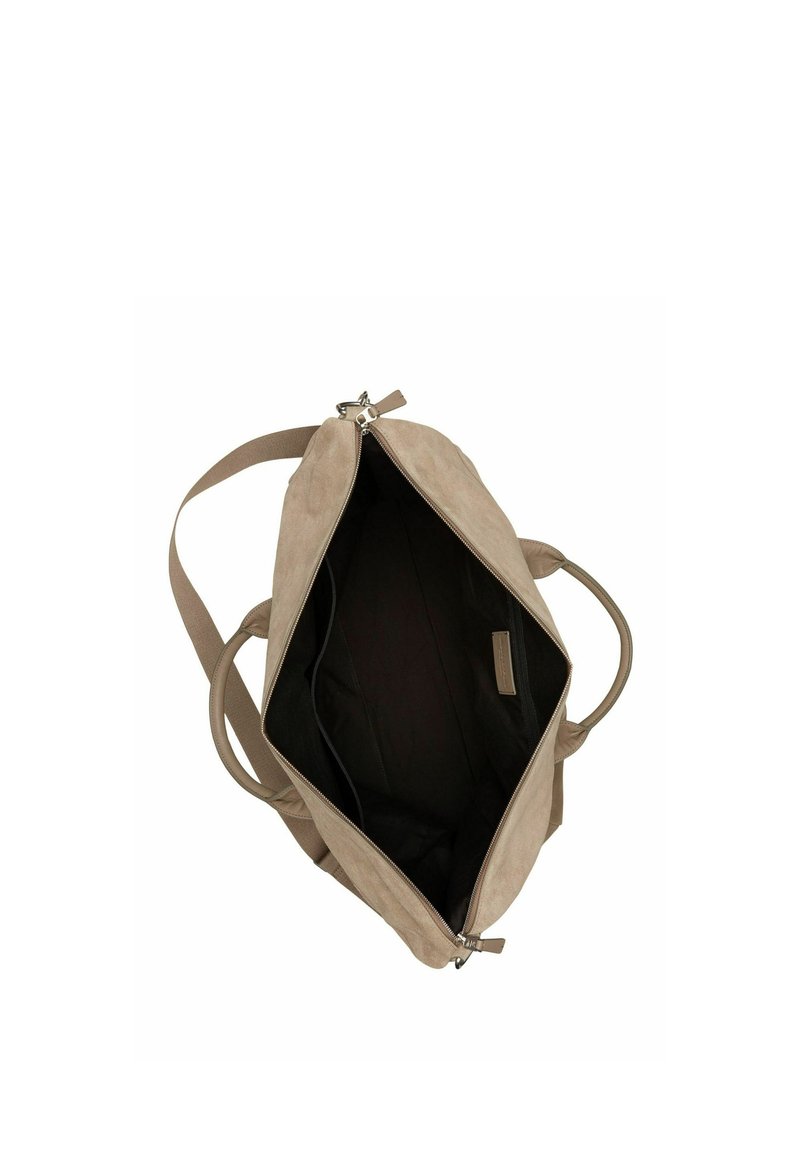 Beige suède tas met een open rits, voorzien van twee handvatten en een donkere binnenkant. De binnenkant heeft een label dat er is ingestikt.