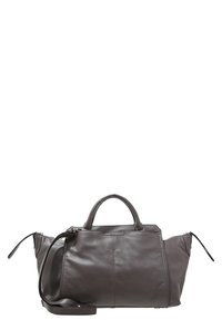 Läderhandväska i mörkgrått. Har en strukturerad kropp med en slät yta, dubbla handtag upptill, en avtagbar axelrem och dragkedjefickor på sidorna.