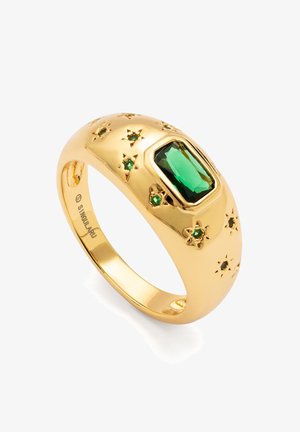 Anillo de oro con una piedra verde rectangular en el centro, rodeada de piedras verdes más pequeñas y acentos en forma de estrella en la banda.