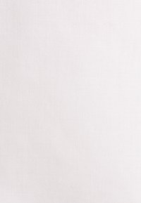 Biała teksturowana powierzchnia tkaniny z delikatnym wzorem tkanym tworzącym wygląd przypominający siatkę.