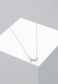 Halskette aus Sterlingsilber mit einem Anhänger im Unendlichkeitssymbol, ausgestattet mit einer feinen Kette und glatter, polierter Oberfläche.