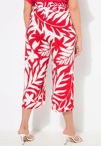 Rood-witte cropped broek met een opvallend bladenpatroon, voorzien van een elastische tailleband en een ontspannen pasvorm, gemaakt van lichtgewicht stof.