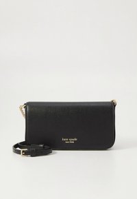 Melna ādas soma pāri plecam ar teksturētu virsmu, zelta krāsas metāla detaļām un uz priekšu iespiestu logotipu; ietver noņemamu siksnu.